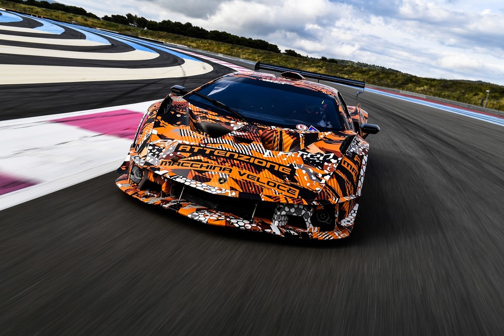 El Lamborghini SCV12 Squadra Corse estira las piernas en pista y presume sus 830 hp
