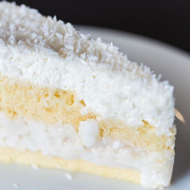 Pastel de coco fácil con solo tres ingredientes: sin horno, sin harina y sin azúcar añadida