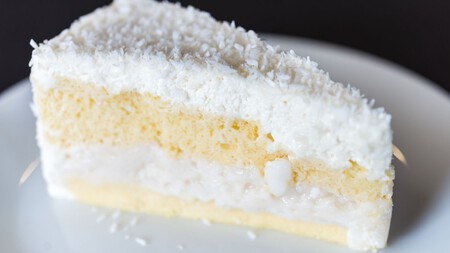 Pastel de coco fácil con solo tres ingredientes: sin horno, sin harina y sin azúcar añadida
