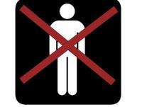 Prohíben a un padre darle el biberón a su hija en el hospital