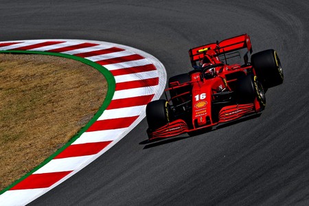 ¡Temerario! Charles Leclerc dio dos vueltas en Montmeló con el cinturón de seguridad de su Ferrari desabrochado