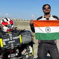 "Ni en Irán ni Kazajistán". Invirtió toda su fortuna en dar la vuelta al mundo en moto, y cuando iba a acabarla, le robaron todo lo que tenía en Reino Unido 