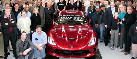 El primer 2013 SRT Viper vendido por 300.000 dólares
