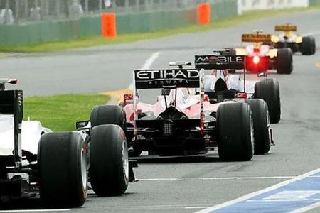 fernando-alonso-y-otros-saliendo-de-pit-lane-en-clasificatoria-gp-de-australia-2010.jpg