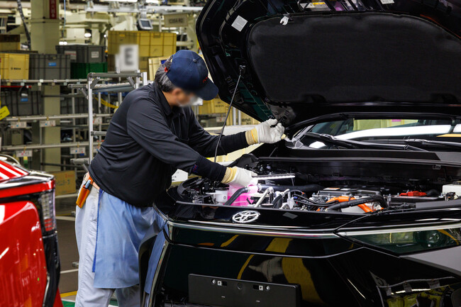 Empleado de Toyota en una cadena de montaje