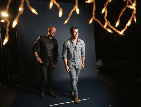 Nick Jonas viste el perfecto look en denim para la presentación de su fragancia con John Varvatos