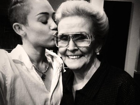 Miley Cyrus se lleva a su abuela a todas partes... ¡en su nuevo tatuaje!