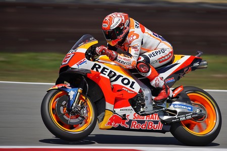 ¡De locos! Marc Márquez lidera el triplete español en la infartante carrera de MotoGP en Assen