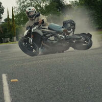 Alguém criou uma invenção que pode ser a próxima revolução na segurança de motociclistas: microtubos no capacete 