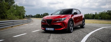 Probamos el Alfa Romeo Junior Veloce: si los coches eléctricos van a llegar, que sean traviesos como este SUV de 280 CV