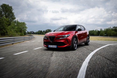 Probamos el Alfa Romeo Junior Veloce: si los coches eléctricos van a llegar, que sean traviesos como este SUV de 280 CV