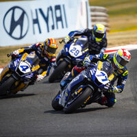 Dominique Aegerter sentencia el mundial con una victoria con bandera roja por la dura caída de Borja Gómez