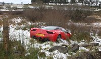 Pierde el control de su Ferarri 458 Italia con nieve, se sale de la carretera ¡y no lo destroza!