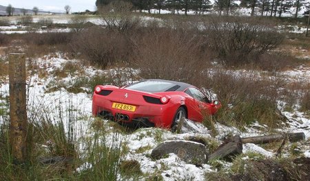 Pierde el control de su Ferarri 458 Italia con nieve, se sale de la carretera ¡y no lo destroza!