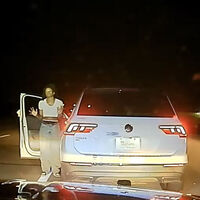 Persecución policiaca a 200 km/h en autopista de Estados Unidos: la conductora dijo que se estaba quedando sin gasolina