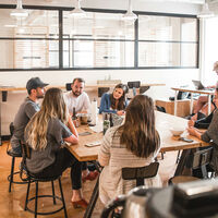 Los CEOs de las empresas dicen que la IA les está ahorrando un día de trabajo a la semana. Los empleados dicen otra cosa