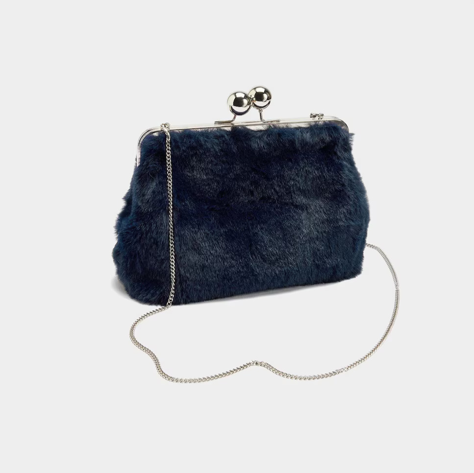 Bolso de fiesta convertible a bandolera de pelito con cierre de botón en liso