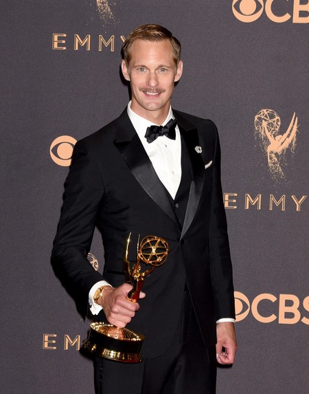 Alexander Skarsgard dice adiós a su cabello rubio y aparece con calva de cincuentón