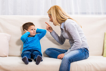 No es tu hijo quien te pone nervioso o te enfada, eres tú: por qué no debemos responsabilizar a los demás de nuestras emociones