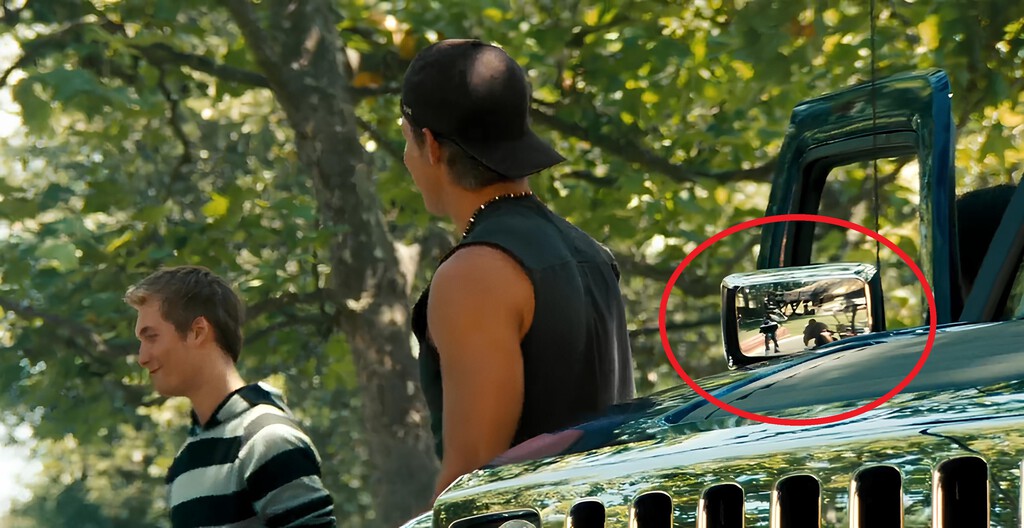 Si paras Transformers en el minuto 20:44 verás cómo el equipo de realización hace un cameo accidental Si paras Transformers en el minuto 20:44 verás cómo el equipo de realización hace un cameo accidental