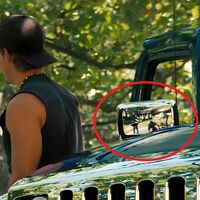 Si paras Transformers en el minuto 20:44 verás cómo el equipo de realización hace un cameo accidental