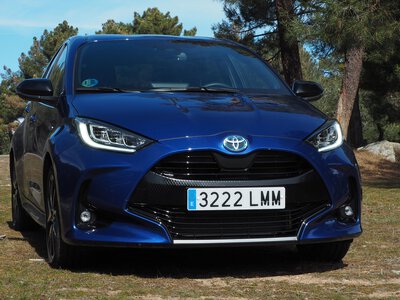 Sacamos de la pecera urbana al Toyota Yaris Electric Hybrid para probarlo en el mar de carretera 