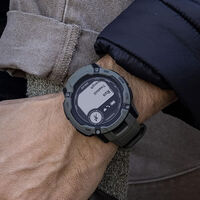 Se carga con el sol, resiste al agua y puedes entrenar cualquier deporte: Garmin liquida su mejor reloj a casi mitad de precio 