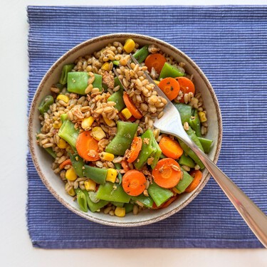 Ensalada de avena cocida, una receta fácil y saludable que se prepara en 15 minutos