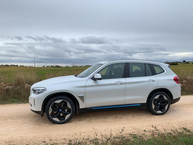 BMW iX3 Prueba lateral
