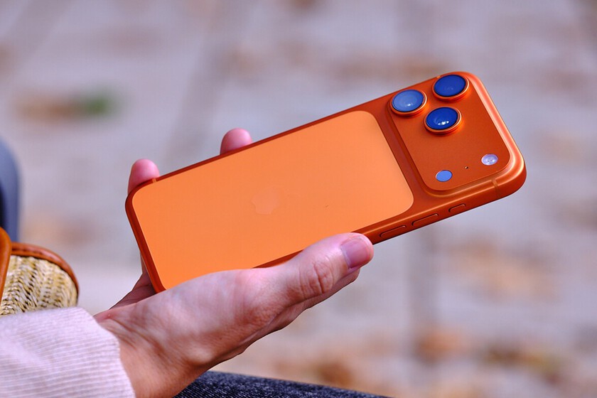 Un iPhone 17 Pro Max naranja que acaba rosa: el peligro de limpiar tu móvil con el producto equivocado