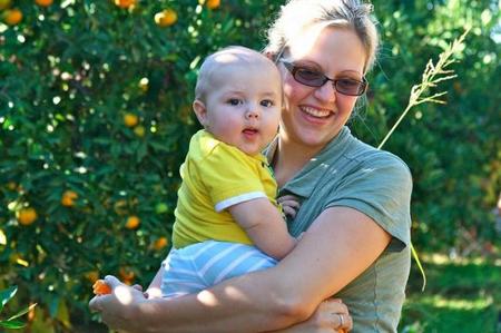 Verano con el bebé en el campo