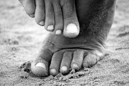 Uñas negras en el corredor, ¿cómo tratarlas? El drenaje de la uña (y II)