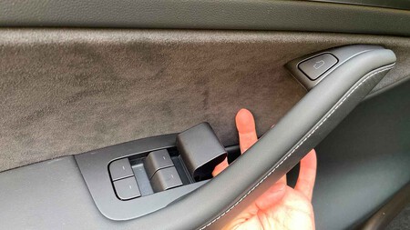 Tesla apertura manual desde el interior