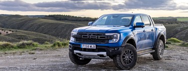Probamos la Ford Ranger Raptor diésel: suena menos bruta, pero esta pick-up sigue siendo uno de los coches más divertidos que puedes comprar