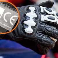 Es oficial: La DGT obligará a llevar guantes en moto desde el 1 de octubre. ¿Qué modelos serán legales?