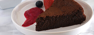 El pastel más fácil para un desayuno bajo en hidratos y colmado de chocolate se prepara con sólo tres ingredientes 