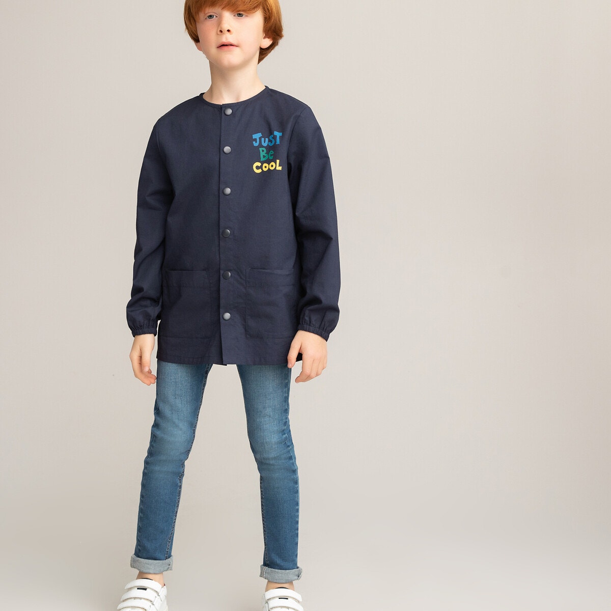 Bata escolar con estampado de zapatillas en la espalda 3-12 años