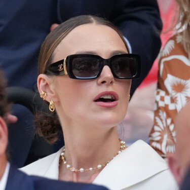 Los pendientes que vuelven con fuerza en 2025. Keira Knightley los llevaba en Wimbledon y las 'insiders' también