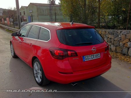 Opel Astra Sport Tourer trasera-lateral-02