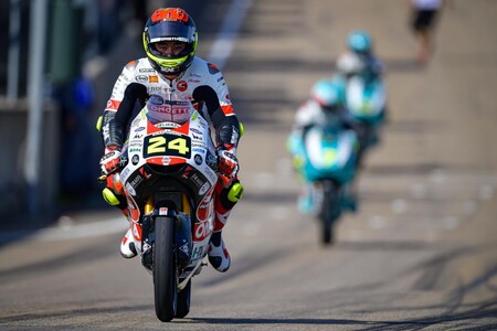 Tatsuki Suzuki lidera pese a una fuerte caída y Pedro Acosta también empieza por los suelos en Assen