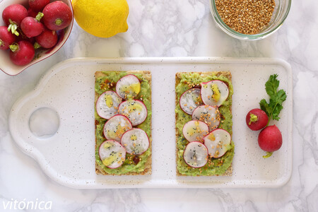 Tostas crujientes de aguacate con tahina, rabanitos y semillas: receta saludable