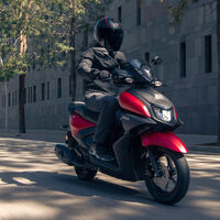 El Yamaha RayZR es un scooter híbrido urbanita y pintón para el carnet de coche que consume como un mechero