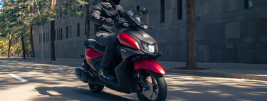 El Yamaha RayZR es un scooter híbrido urbanita y pintón para el carnet de coche que consume como un mechero