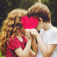 Besos en la boca entre los niños, ¿es normal? ¿cómo reaccionar?