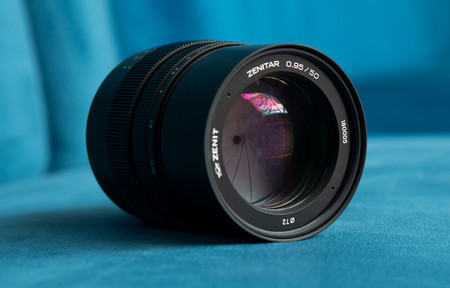 Zenitar 50mm ƒ0,95 MF, una óptica manual de luminosidad extrema con sello “Made in Russia” para cámaras Sony full frame