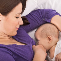 Los pediatras recuerdan la importancia de la lactancia materna, incluso si la madre tiene Covid