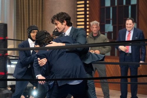 Ni Broncano ni Motos, el único talk show que importa está en Netflix y tiene a un adulto pegándose con 3 adolescentes 