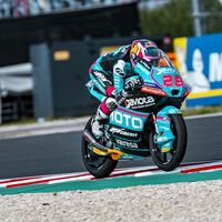 Máximo Quiles recobra el dominio de Moto3 en una carrera detenida por el gravísimo accidente de David Muñoz 