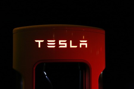 Las acciones de Tesla caen tras los insultos de Musk en Twitter a un rescatista de Tailandia