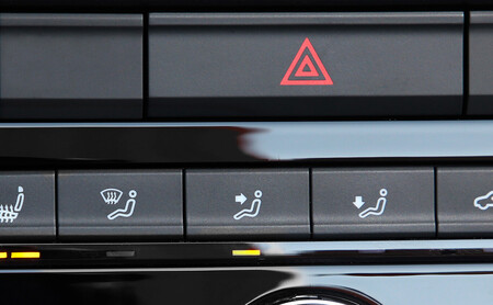 Tecla o botón físico de las luces de emergencia o warning